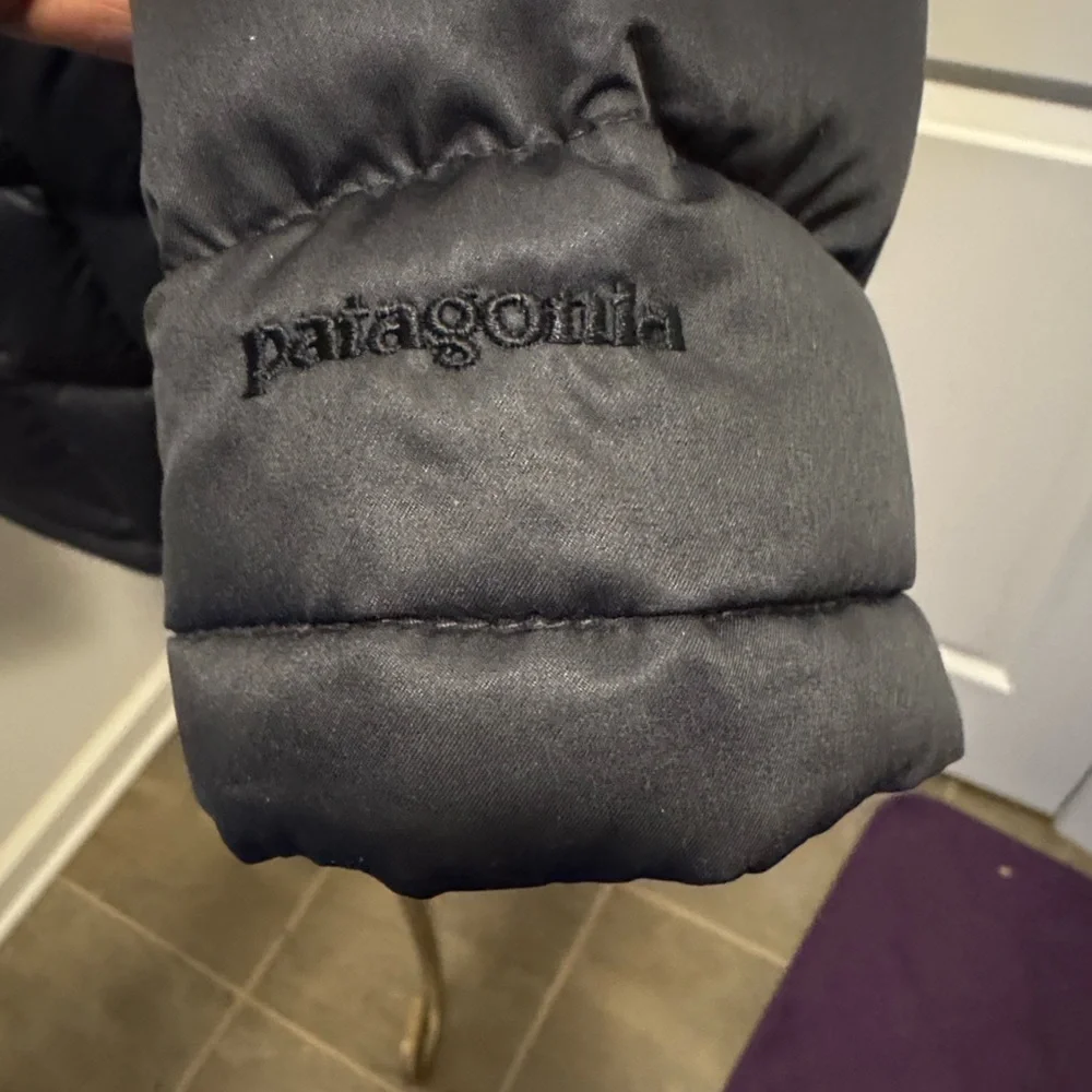 Patagonia Women's Quilted Black Down Puffer Jacket - Picture 5 of 9